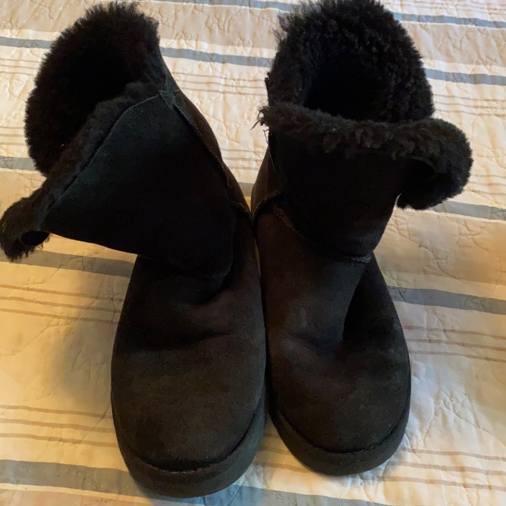 Ugg Bailey button. Size 9